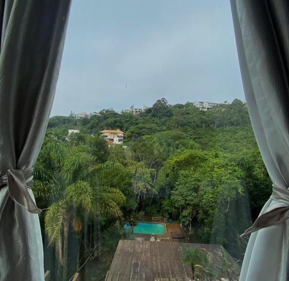 اتاق لوکس با وان آب گرم, Bombinhas Guest House