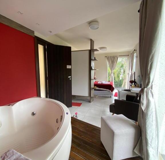 اتاق لوکس با وان آب گرم, Bombinhas Guest House