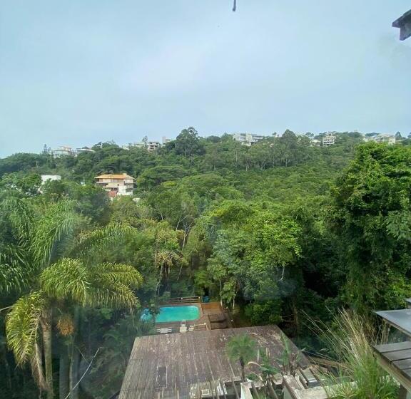 اتاق لوکس با وان آب گرم, Bombinhas Guest House