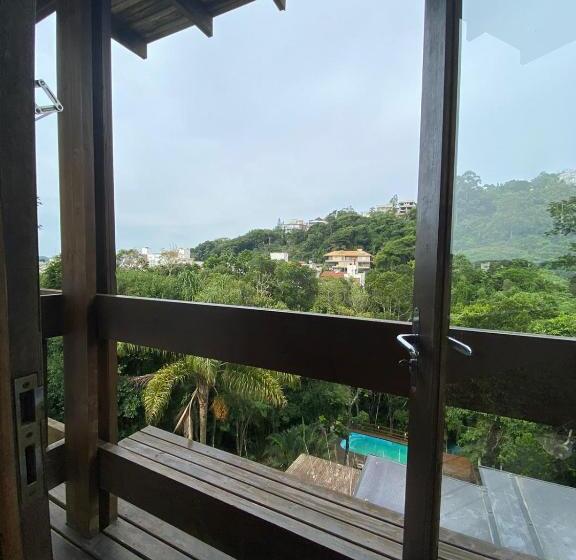 اتاق لوکس با وان آب گرم, Bombinhas Guest House