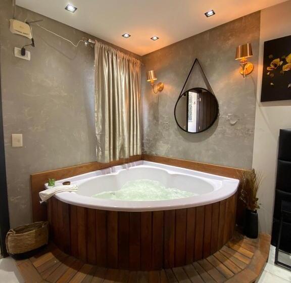 سوئیت با وان آب گرم, Bombinhas Guest House