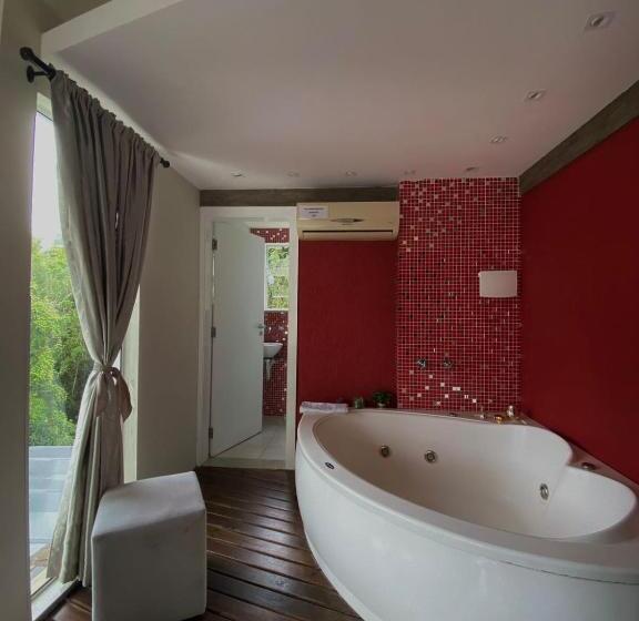 اتاق لوکس با وان آب گرم, Bombinhas Guest House