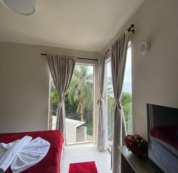 اتاق لوکس با وان آب گرم, Bombinhas Guest House