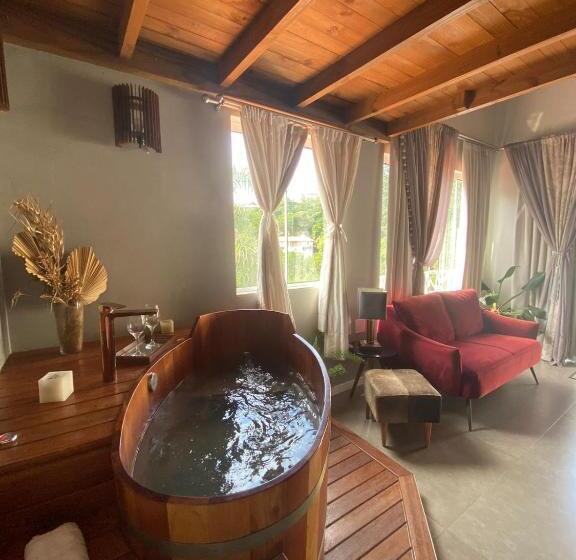 سوییت لوکس, Bombinhas Guest House