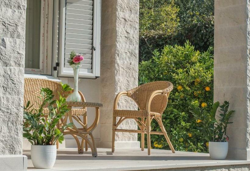 سوییت با چشمانداز دریا, Queen Teuta