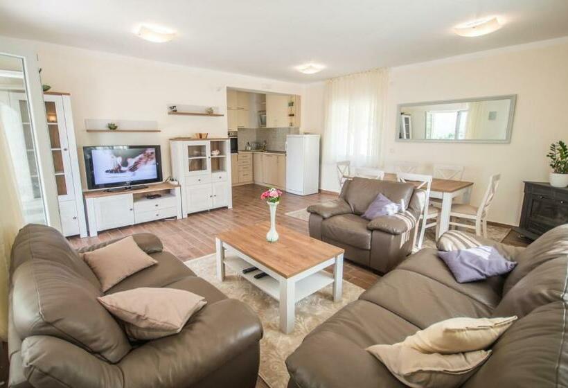 سوییت با چشمانداز دریا, Queen Teuta