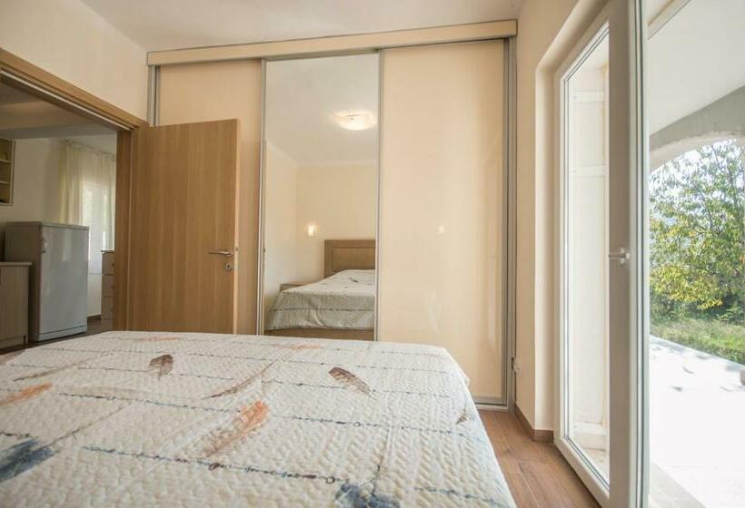 سوییت با چشمانداز دریا, Queen Teuta