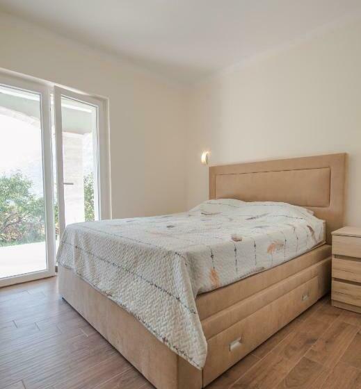 سوییت با چشمانداز دریا, Queen Teuta