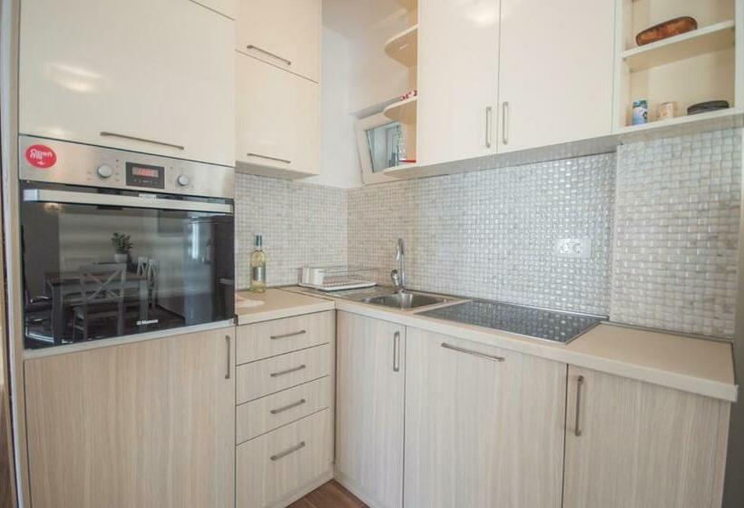 سوییت با چشمانداز دریا, Queen Teuta