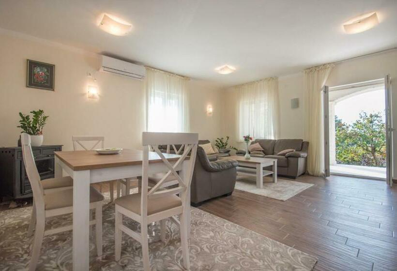 سوییت با چشمانداز دریا, Queen Teuta