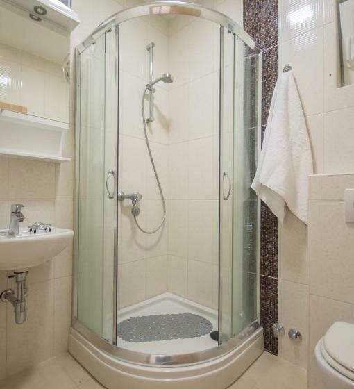 سوییت با چشمانداز دریا, Queen Teuta