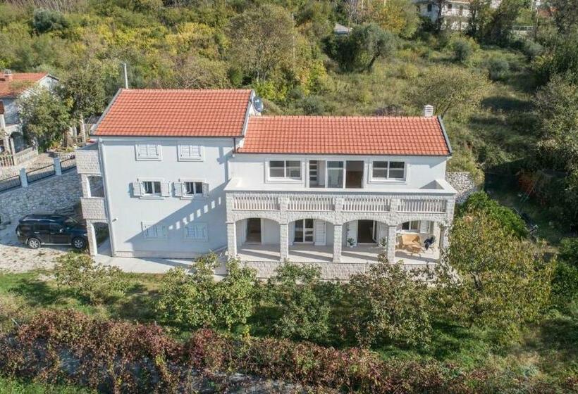 سوییت با چشمانداز دریا, Queen Teuta