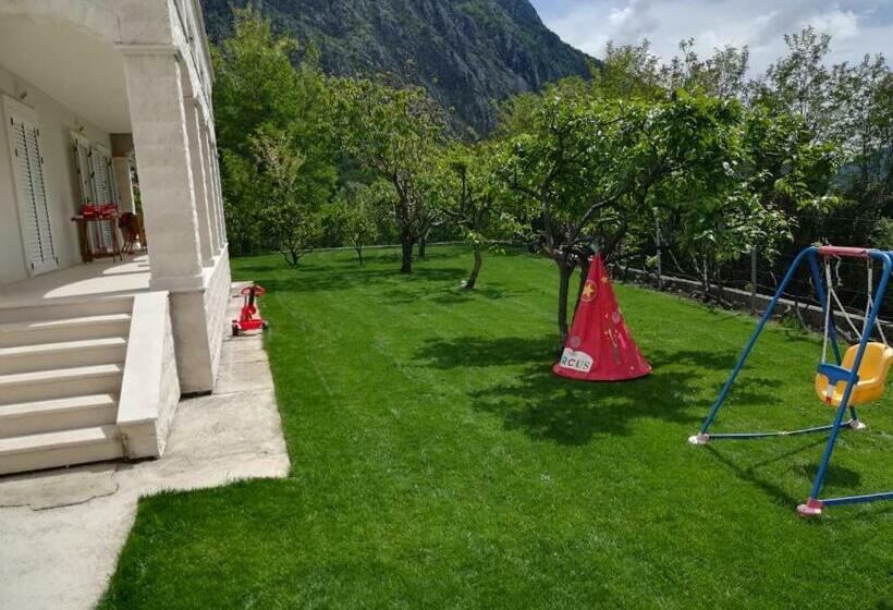 سوییت با چشمانداز دریا, Queen Teuta