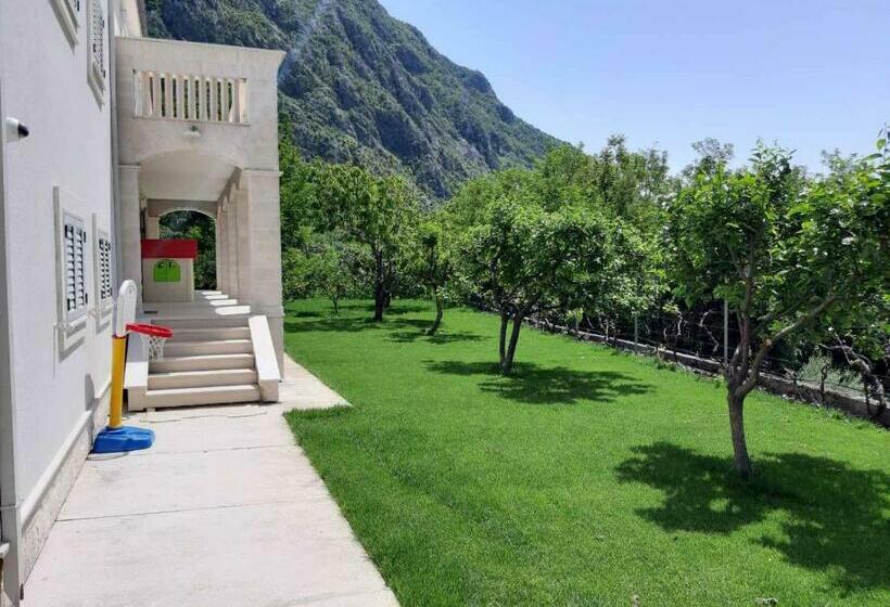 سوییت با چشم‌انداز دریا, Queen Teuta