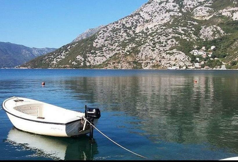 سوییت با چشمانداز دریا, Queen Teuta