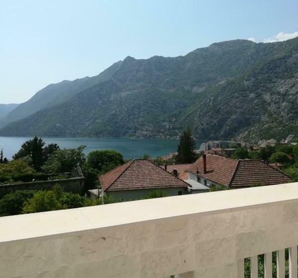 سوییت با چشمانداز دریا, Queen Teuta