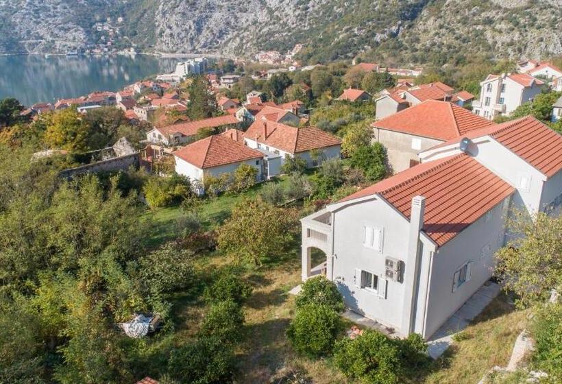 سوییت با چشمانداز دریا, Queen Teuta