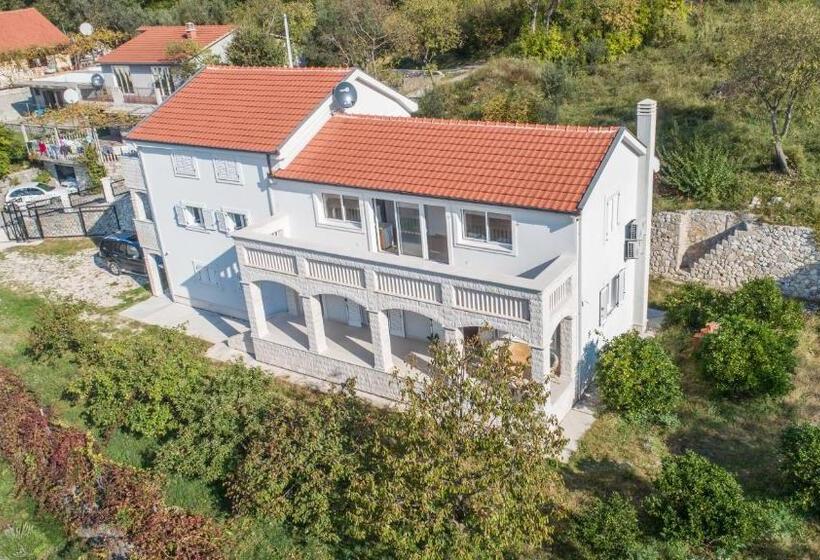 سوییت با چشمانداز دریا, Queen Teuta