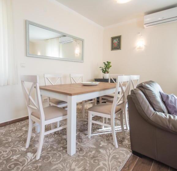 سوییت با چشمانداز دریا, Queen Teuta