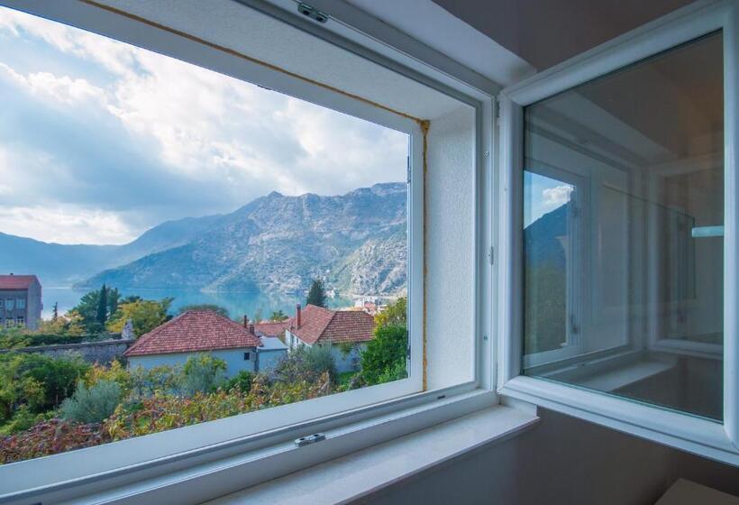 استودیوی استاندارد با چشمانداز دریا, Queen Teuta