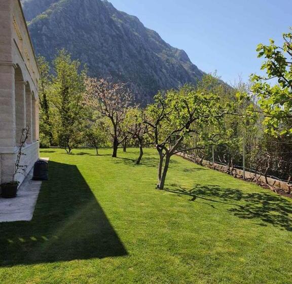 استودیو استاندارد با چشمانداز, Queen Teuta