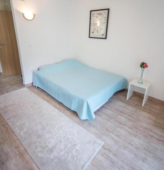 استودیو استاندارد با چشمانداز, Queen Teuta