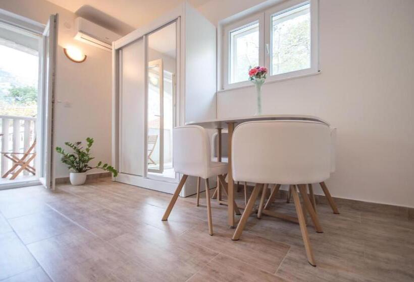 استودیو استاندارد با چشمانداز, Queen Teuta