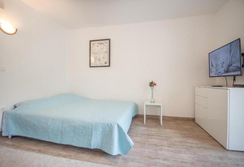 استودیو استاندارد با چشمانداز, Queen Teuta