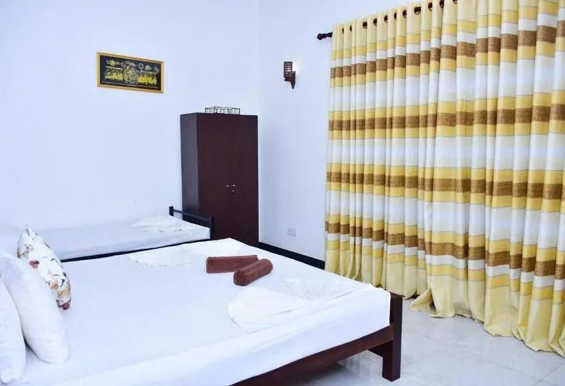اتاق لوکس, Aliya Aliya Hikkaduwa