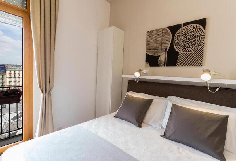 اتاق لوکس, Florestine Napoli