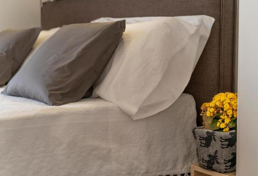 اتاق لوکس, Florestine Napoli