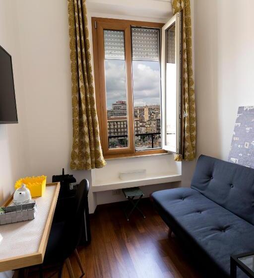 اتاق لوکس, Florestine Napoli