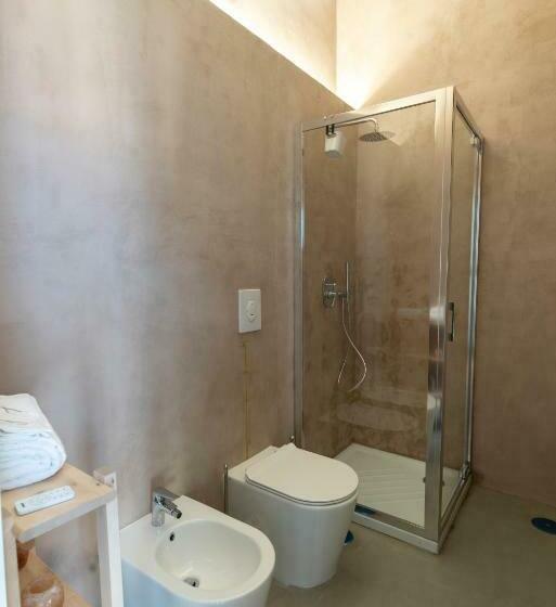 اتاق لوکس, Florestine Napoli