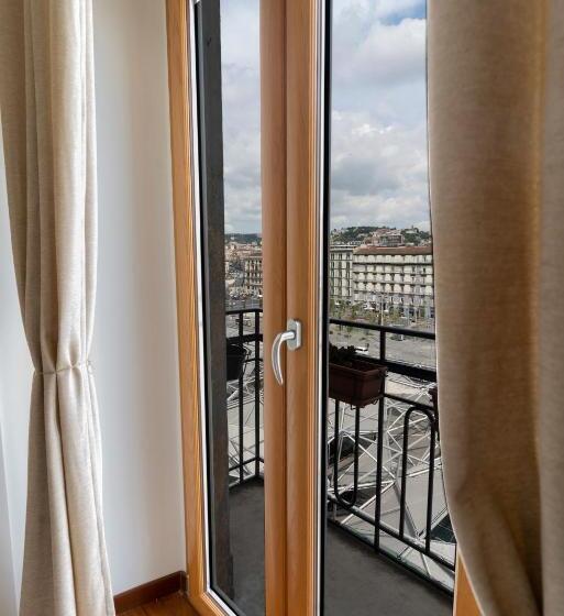 اتاق لوکس, Florestine Napoli