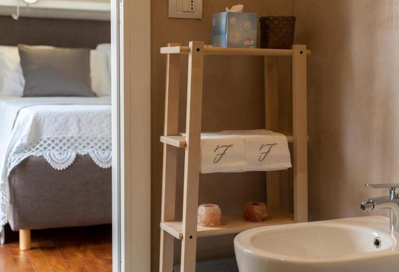 اتاق لوکس, Florestine Napoli