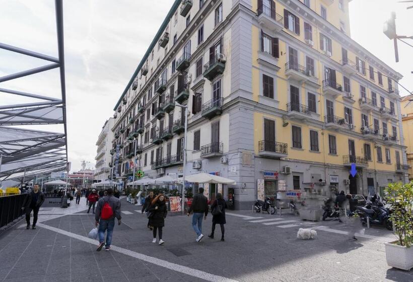 اتاق لوکس, Florestine Napoli