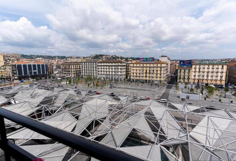 اتاق لوکس, Florestine Napoli