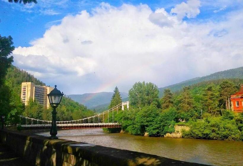 آپارتمان 1 خوابه با چشم‌انداز, Our House