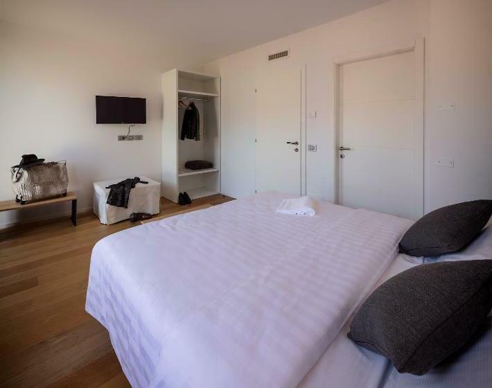اتاق لوکس با بالکن, La Villa   Luxury Guest House