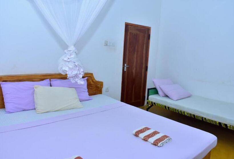 Трехместный Номер Стандарт с Балконом, Splendid Lake View Safari Lodge