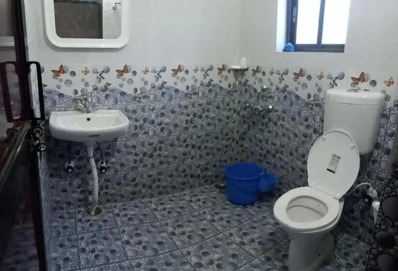 اتاق استاندارد سه نفره, Gaurav Guest House