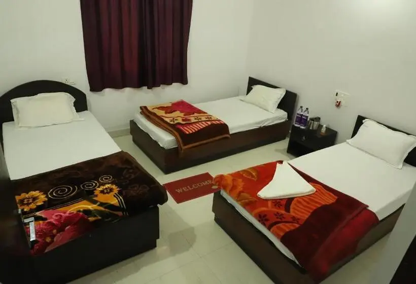 اتاق استاندارد سه نفره, Gaurav Guest House