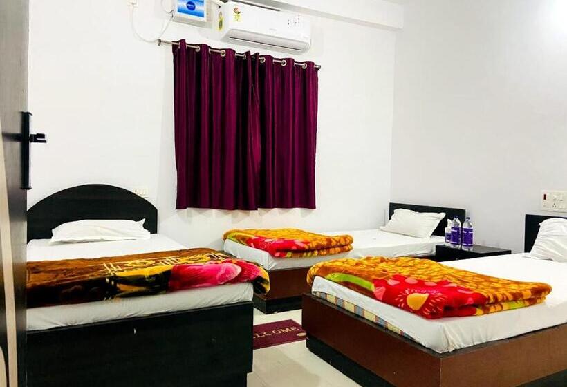 חדר דלוקס לשלושה, Gaurav Guest House