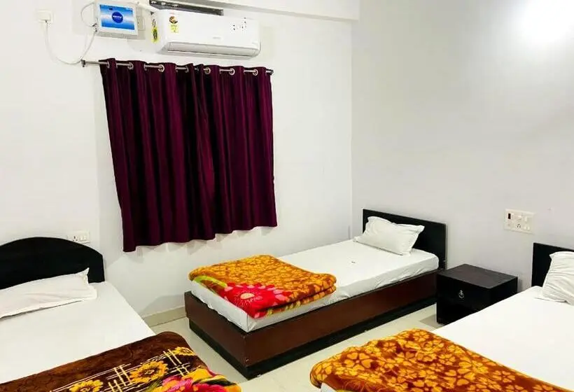 اتاق لوکس سه تخته, Gaurav Guest House