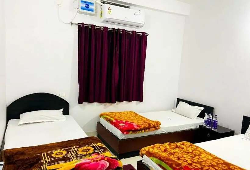 اتاق لوکس سه تخته, Gaurav Guest House