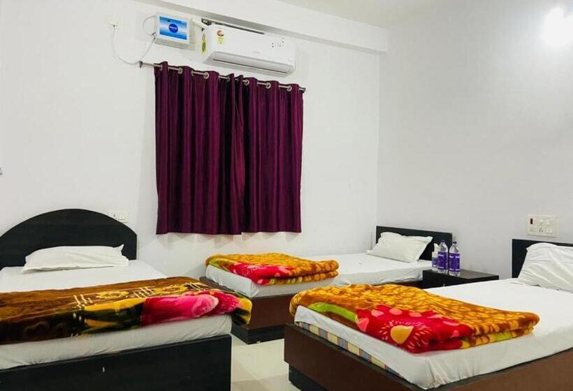 חדר דלוקס לשלושה, Gaurav Guest House