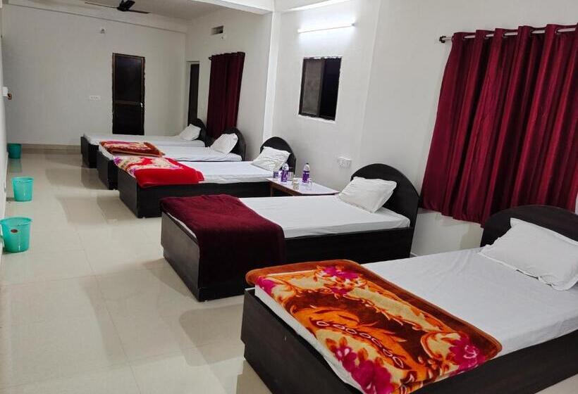 סוויטה משפחתית, Gaurav Guest House