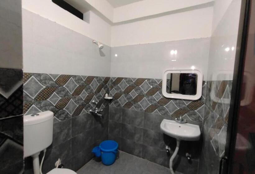 סוויטה משפחתית, Gaurav Guest House