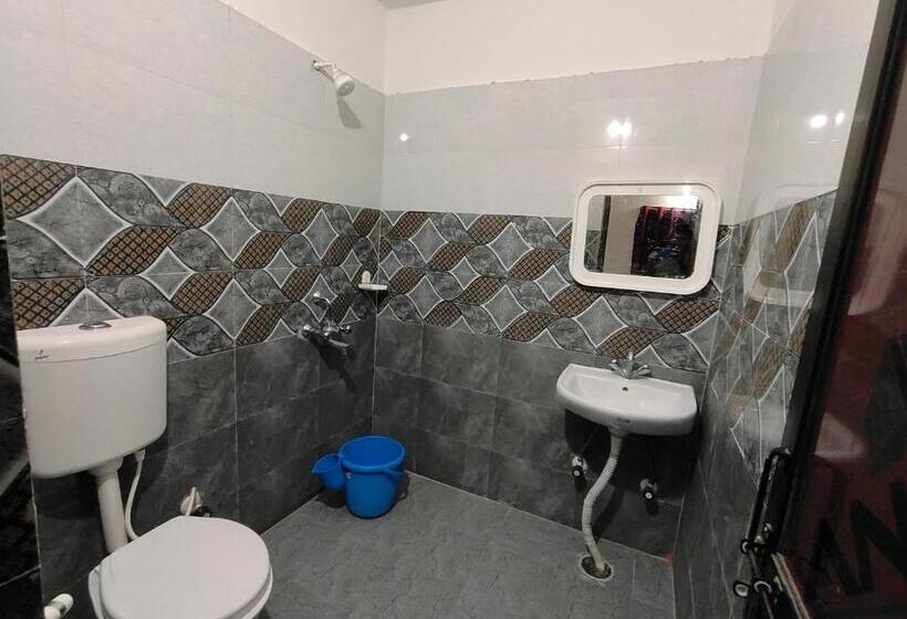 סוויטה משפחתית, Gaurav Guest House