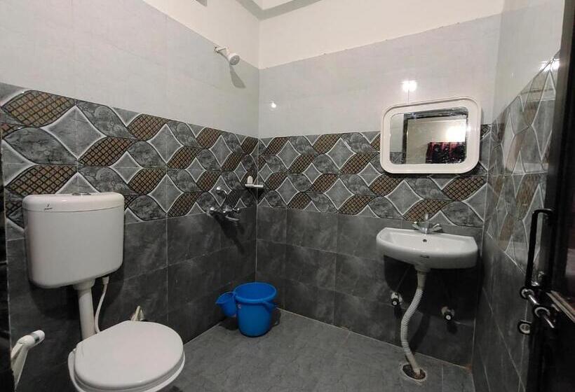 סוויטה משפחתית, Gaurav Guest House